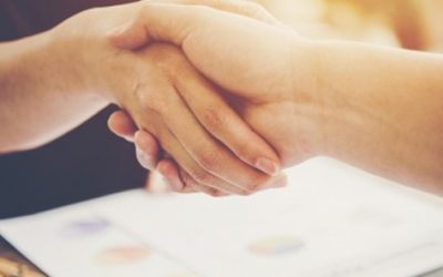 Vantagens de distribuir brindes para clientes