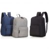 Mochila confeccionada em poliéster, formato 42cm x 32cm x 13cm, com bolso frontal com zíper